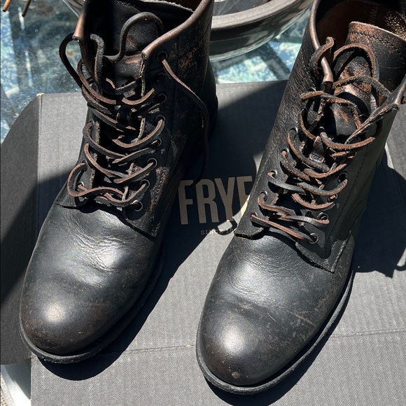 Frye Distressed Black Leather Men's Boots - Picture 10 of 11